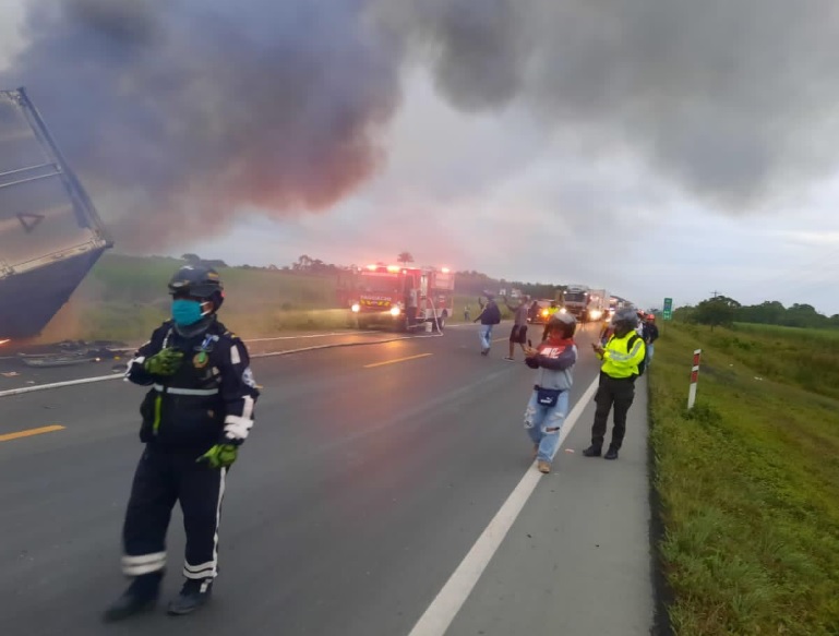 ¡Lamentable! Tres camiones se incendiaron en la vía Jujan, hay un muerto