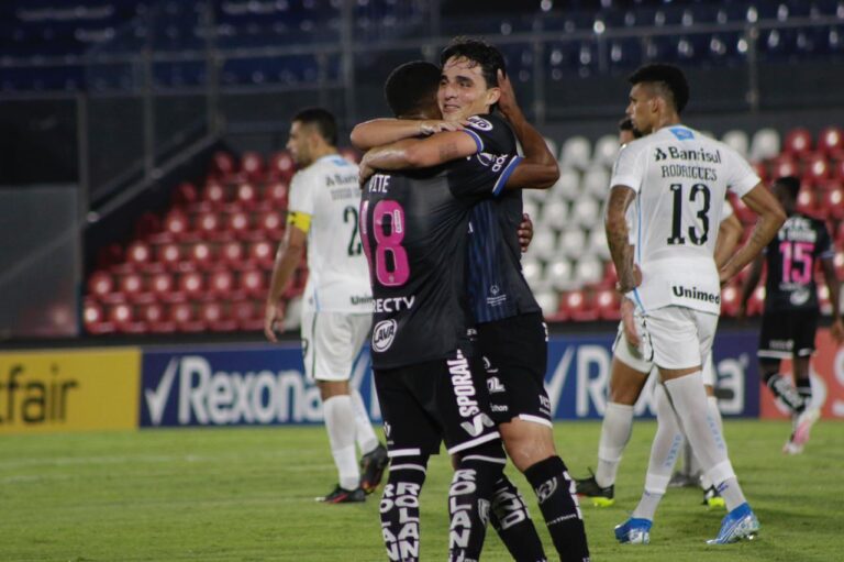 Independiente del Valle ganó 2-1 al Gremio de Brasil en Paraguay