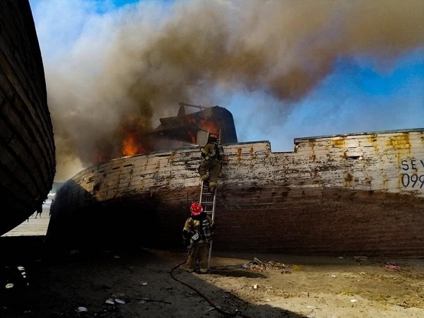 Barco pesquero se incendió en Manta