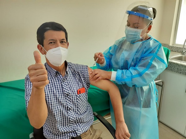 Ecuador: Odontólogos de instituciones públicas y privadas son inmunizados contra el coronavirus