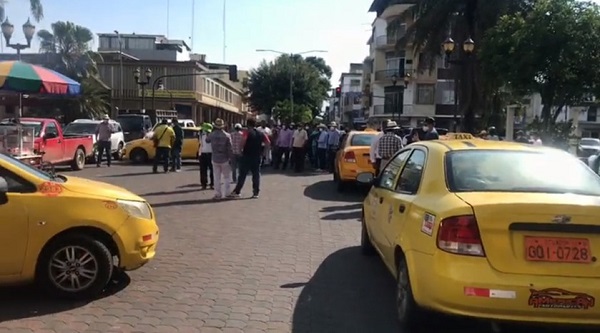 Babahoyo: Agricultores y taxistas protestan en los exteriores de la Gobernación de Los Ríos