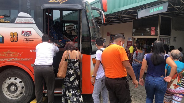Mañana rige el nuevo pasaje interprovincial, pero buses no podrán salir por el confinamiento