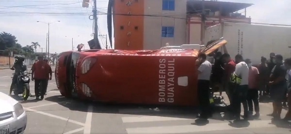 Guayaquil: Chofer de ambulancia resulta herido tras chocar con un trailer