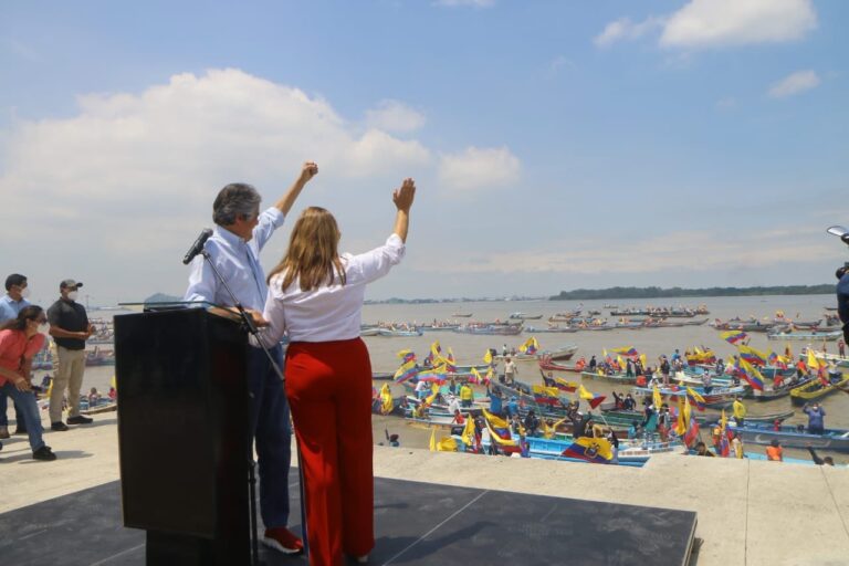 Al pie del río Guayas y con canoeros, así fue el cierre de campaña del presidenciable Guillermo Lasso