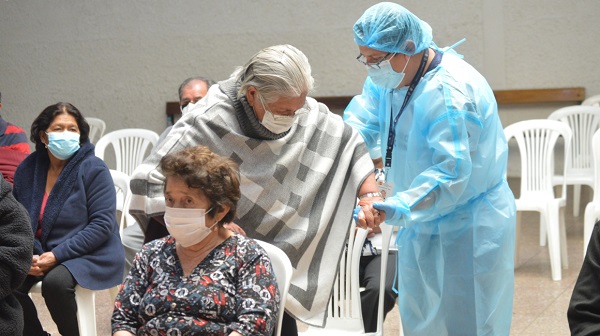 Ecuador: Adultos mayores de 85 años podrán vacunarse contra el covid-19 sin cita previa