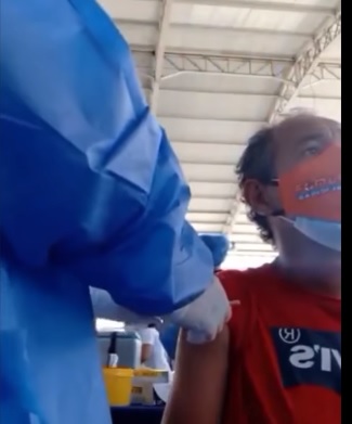 Video delata a enfermero que no inyecta la vacuna a un paciente en Guayaquil; ya se abrió una investigación