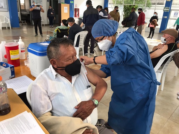 IESS reanuda la vacunación contra el covid-19 para mayores de 65 años