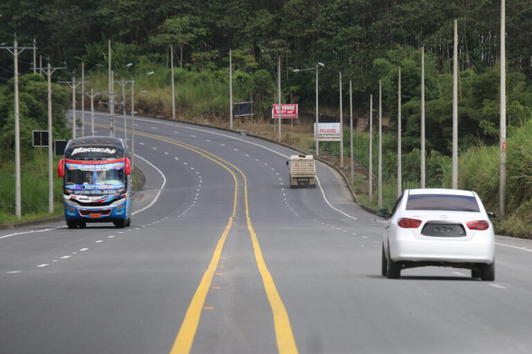 El anillo vial de 16,5 km de Santo Domingo de los Tsáchilas quedó listo para la circulación entre la Costa y la Sierra