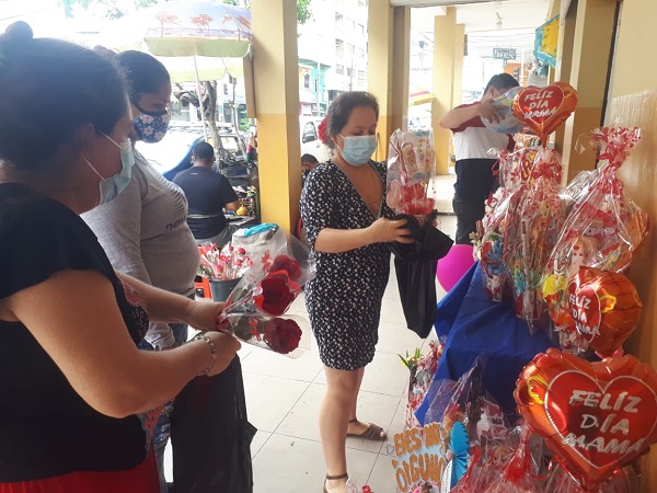 Compras por redes sociales y con servicio Delivery por el Día de la Madre; en cambio la venta de comercios informales estuvo baja