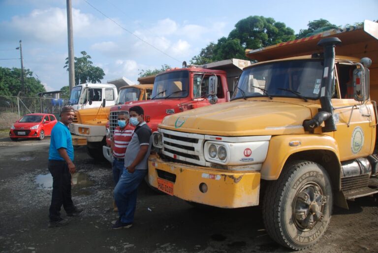 Volqueteros protestan por supuestas extorsiones y ‘operativos’ de uniformados de la CTE