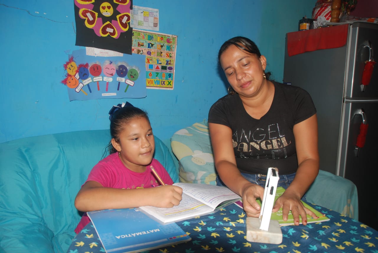 En Los Ríos, 160 mil niños regresarán a las aulas, pero virtuales. Muchos no tienen dispositivos, otros sólo uno. 