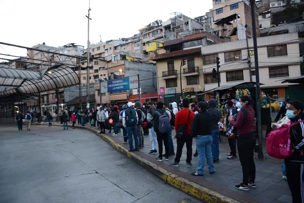 Quito registra aglomeraciones de personas tras suspensión del transporte urbano