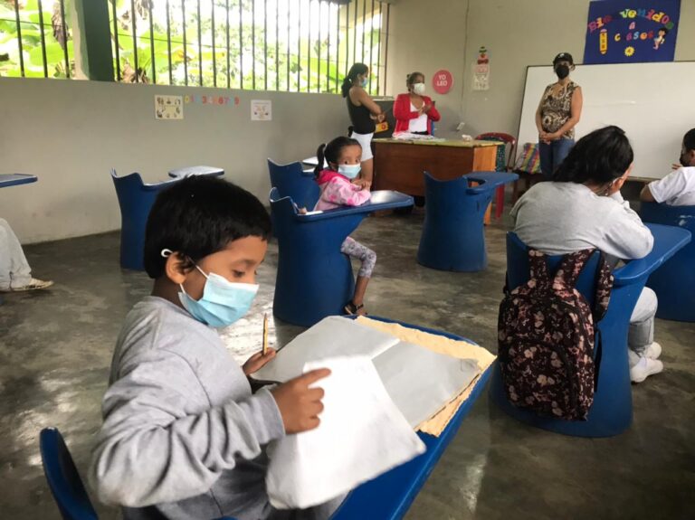 Así fue el primer día de retorno a clases presenciales en Los Ríos