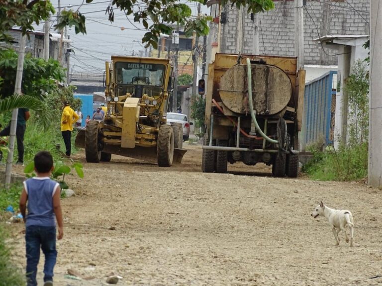 Arreglan calles  de acceso en la Muñoz Rubio de Babahoyo