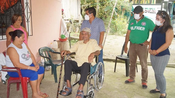 Valencia: Personas de la tercera edad y con discapacidad reciben sillas de ruedas