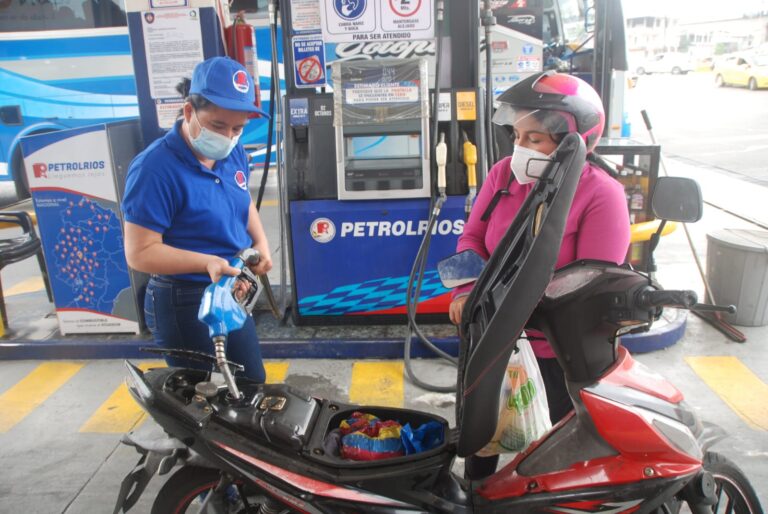 Gobierno anuncia suspensión del incremento mensual del precio de los combustibles