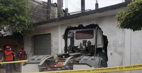 Trailer se estrelló contra la bodega de una vivienda