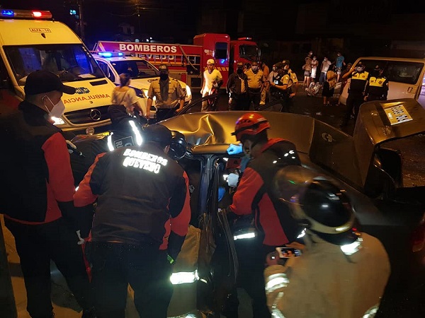 En Quevedo, un hombre quedó atrapado en su vehículo tras accidentarse