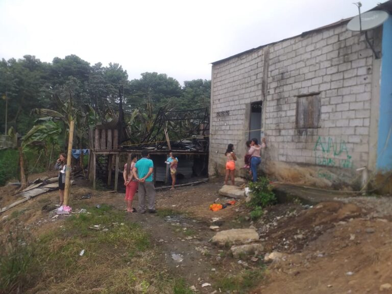 Dos familias damnificadas tras incendio en la parroquia Venus del Río Quevedo