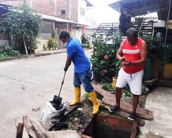 Desechos tapan el alcantarillado en Ventanas