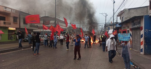 Maestros pasan de la huelga de hambre al cierre de vías para defender reformas a la LOEI