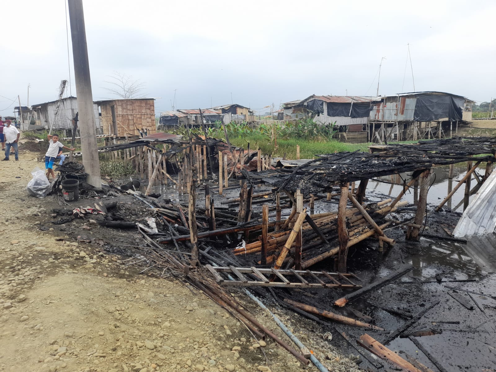 Incendio en Babahoyo, fulminó tres casas en un abrir y cerrar de ojos.