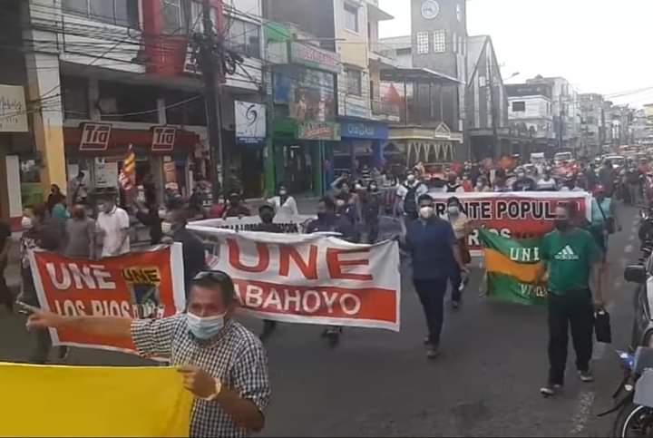 Maestros se encadenan hoy en Babahoyo, en protesta y respaldo a las huelgas nacionales.