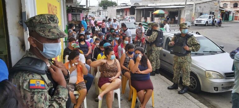 VACUNACIÓN. En vivienda del Guasmo sur, en Guayaquil, se abrió espacio de inmunización.