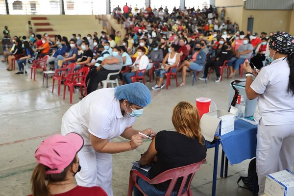 Personas temen a variante Delta y hacen filas por vacunarse