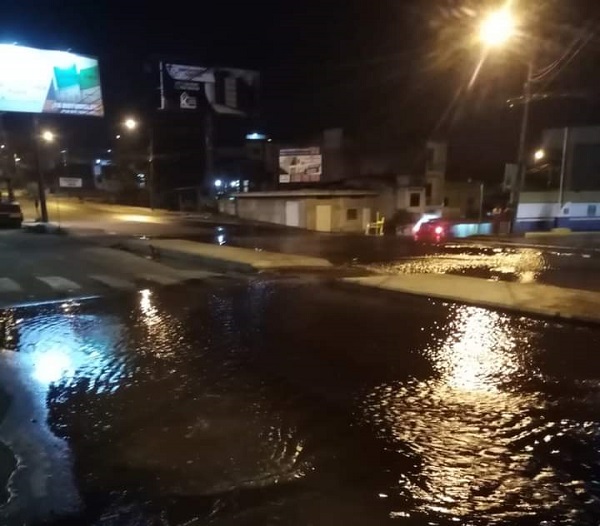 Quevedo: Fuga de agua en la recién instalada tubería madre de la Walter Andrade