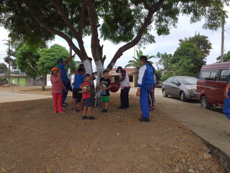 Policía y comunidad realizan minga comunitaria en la parroquia San Carlos