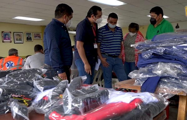 Bomberos de Valencia reciben nuevas indumentarias