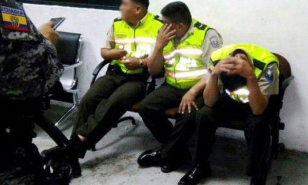 Tres policías fueron detenidos por extorsión en Guayaquil
