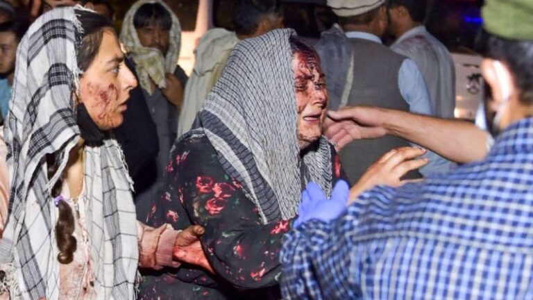 Al menos 60 muertos en ataques con explosivos en las afueras del aeropuerto de Kabul