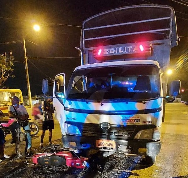 Puebloviejo: Camión y motocicleta se impactaron, dos personas resultaron heridas