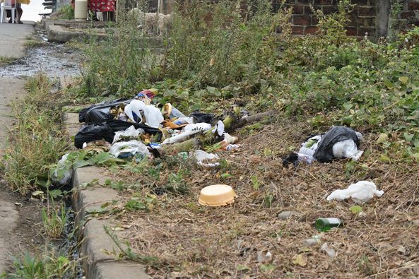 Continúa la desobediencia ciudadana, arrojan basura donde no deben