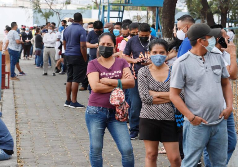 Largas filas de espera para recibir segunda dosis de Sinovac en vacunatorios de Guayaquil