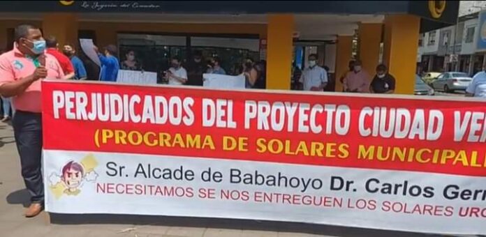 RECLAMOS. Varios manifestantes salieron con pancartas a exigir cuentas claras sobre el dinero y los solares.