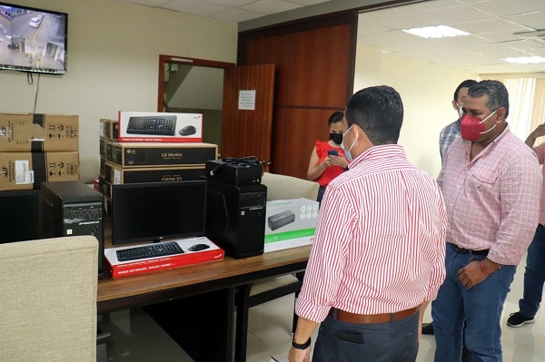 Municipio donó computadoras a Registro de la Propiedad