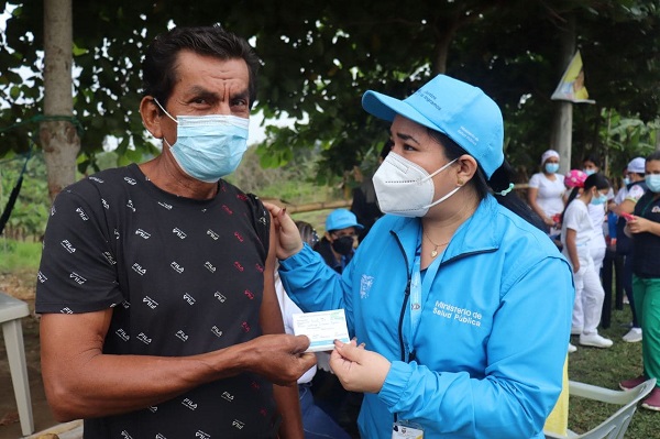 MSP y municipio inoculan con Cansino en zona rural de Quevedo