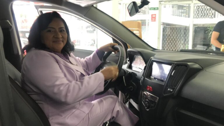 Mujer quevedeña gana vehículo vendiendo productos Boom