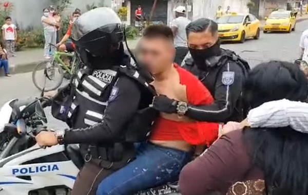 Quevedo: Policía detiene a un joven por presuntamente robar un celular