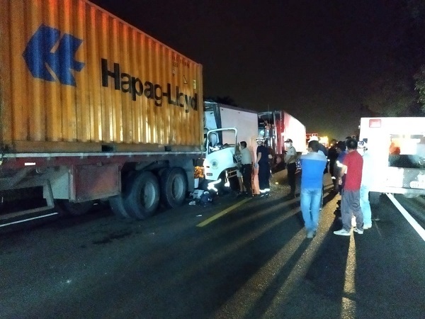Tres heridos por choque entre dos camiones
