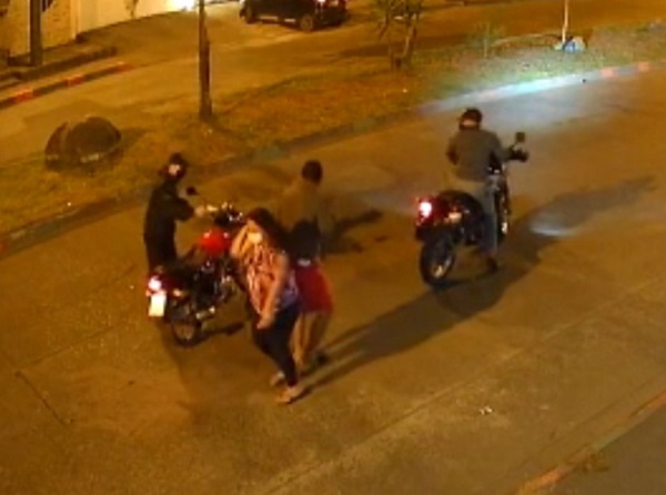 Quevedo: Antisociales armados le roban la motocicleta a una pareja