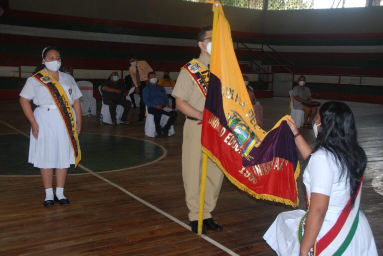 Quevedo: Estudiantes juraron la bandera de manera presencial