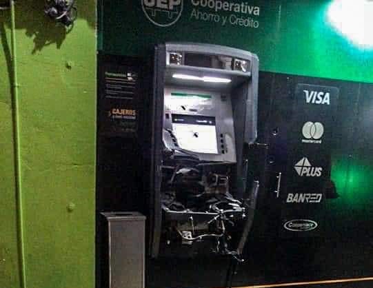 Detonan explosivo en cajero automático para intentar llevarse el dinero
