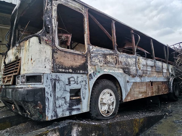 Quevedo: Bus se incendió dentro del colegio 7 de Octubre