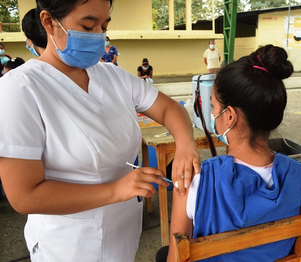 Inicia vacunación de estudiantes adolescentes en Buena Fe