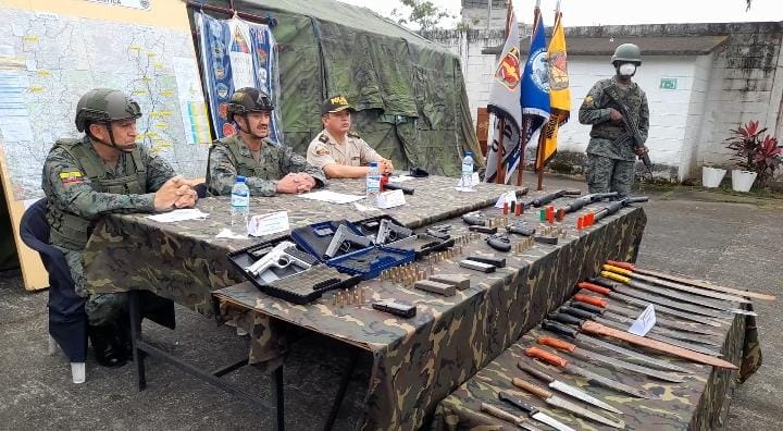 Revólveres, cartuchos y machetes encontrados en los operativos de las Fuerzas Armadas en Los Ríos