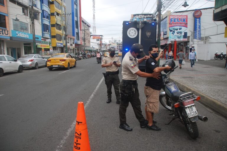 Policías hacen requisas en las calles de Quevedo